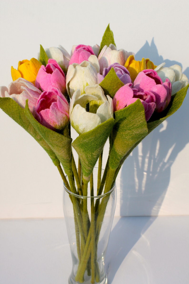 Gefilzte Tulpe mit Stiel und Blatt, rosa/weiß, 30 cm
