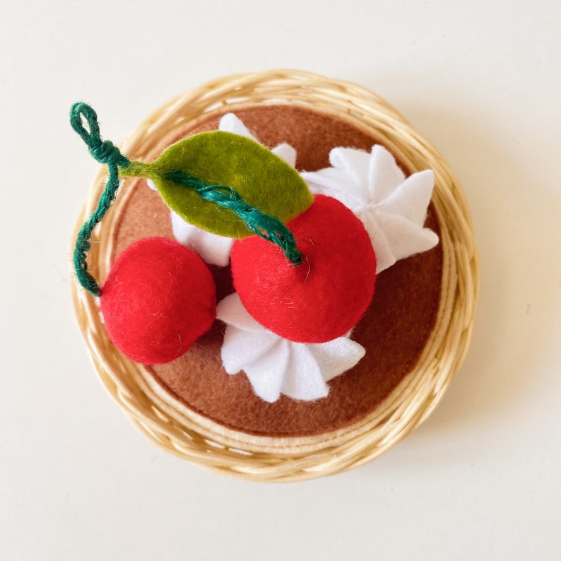Filz Pfannkuchen mit Kirschen und Sahne – Spielessen für Kaufladen und Spielküche