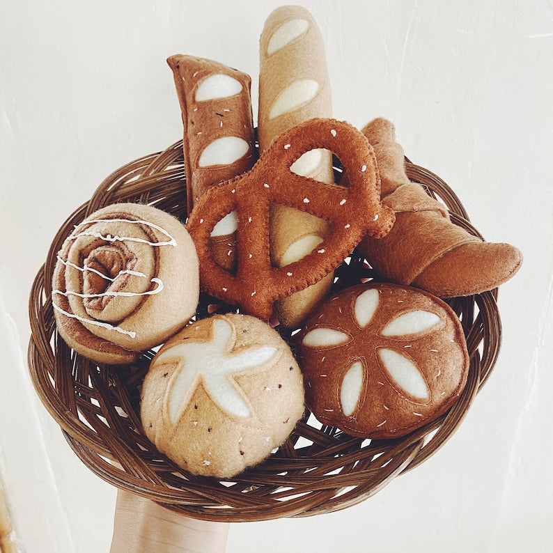 Dieses Set aus Filzbrot enthält Brezeln, Croissants, Baguettes und Zimtschnecken und eignet sich perfekt als Küchenspielzeug.