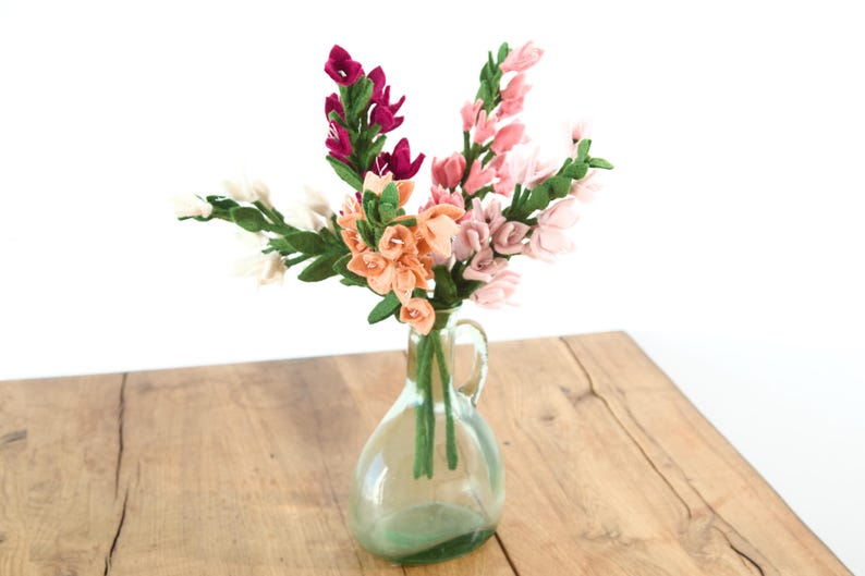 Handgefertigte Filzblume – eine Frühlingsdekoration aus reiner Wolle, 42 cm.