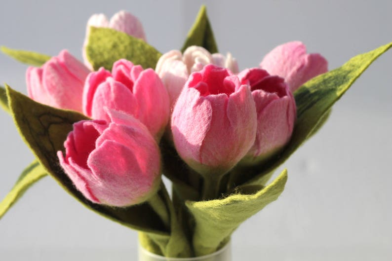 Gefilzte Tulpe mit Stiel und Blatt, rosa/weiß, 30 cm