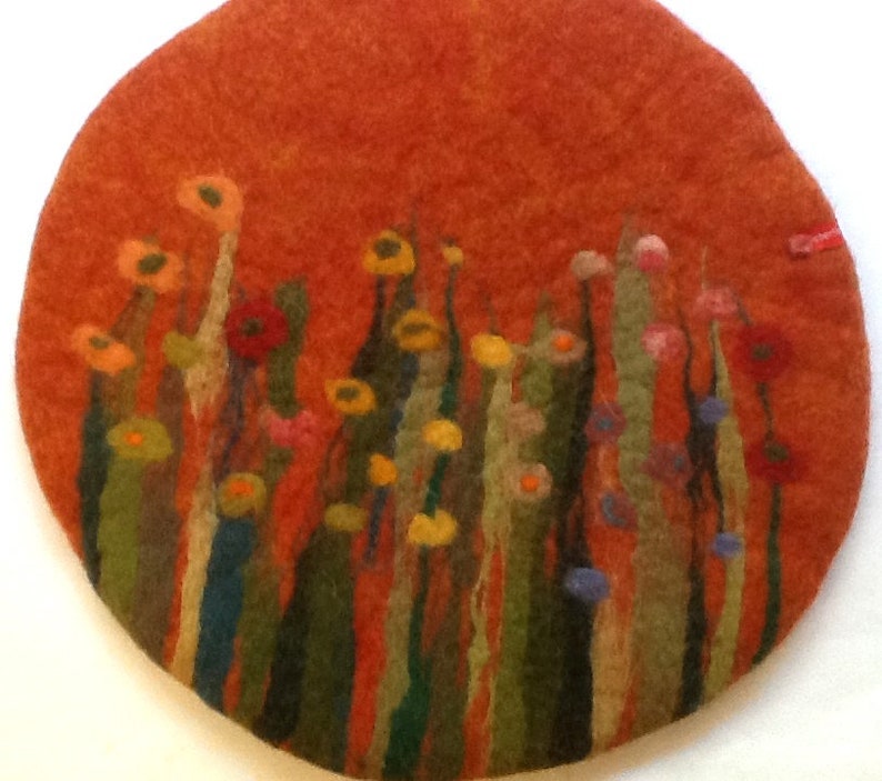 Handgefilztes Sitzkissen Orange mit Gräsern und Blumen, 1 cm dick