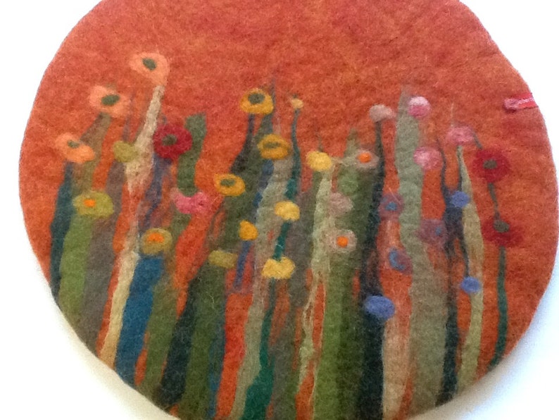 Handgefilztes Sitzkissen Orange mit Gräsern und Blumen, 1 cm dick