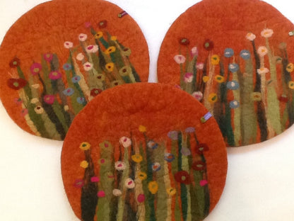 Handgefilztes Sitzkissen Orange mit Gräsern und Blumen, 1 cm dick