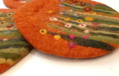 Handgefilztes Sitzkissen Orange mit Gräsern und Blumen, 1 cm dick