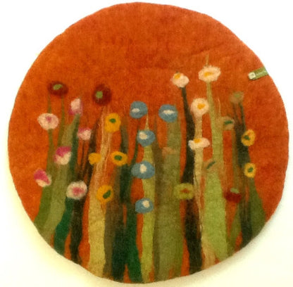 Handgefilztes Sitzkissen Orange mit Gräsern und Blumen, 1 cm dick