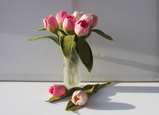 Gefilzte Tulpe mit Stiel und Blatt, rosa/weiß, 30 cm