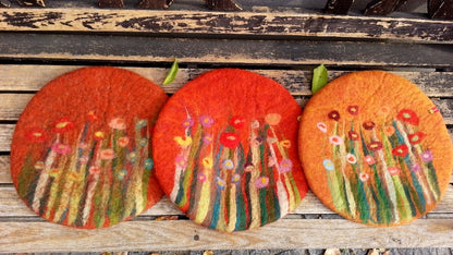 Handgefilztes Sitzkissen Orange mit Gräsern und Blumen, 1 cm dick