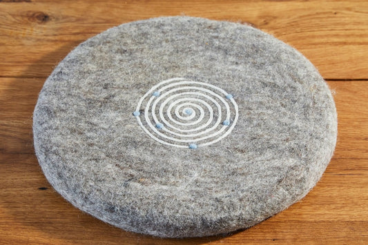 Sitzkissen aus Wollfilz rund natur mit Spirale und Punkten, gefilztes Stuhlkissen