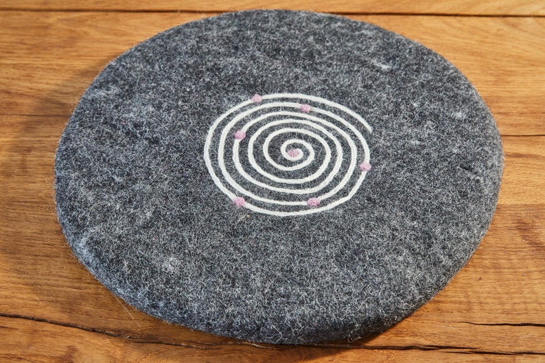 Sitzkissen aus Wollfilz rund natur mit Spirale und Punkten, gefilztes Stuhlkissen