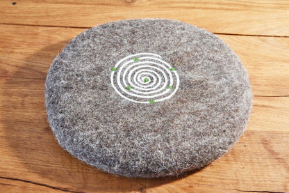 Sitzkissen aus Wollfilz rund natur mit Spirale und Punkten, gefilztes Stuhlkissen
