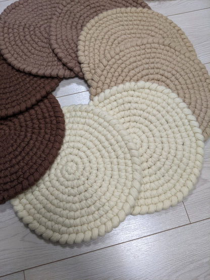 Gehäkelte Stuhlauflage Wollfilz Caffe Latte Sitzkissen 33 cm