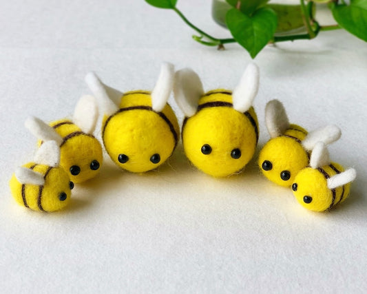 Nadel-Filz-Bienen 10 Stück, Wollfilz, Honigbienen Dekor, drei Größen 2,5-5,5 cm