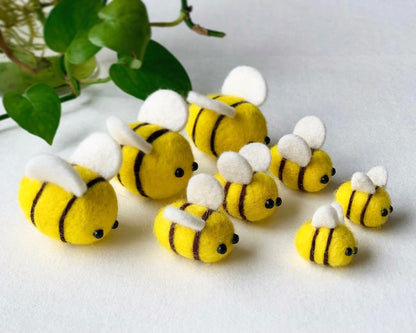 Nadel-Filz-Bienen 10 Stück, Wollfilz, Honigbienen Dekor, drei Größen 2,5-5,5 cm