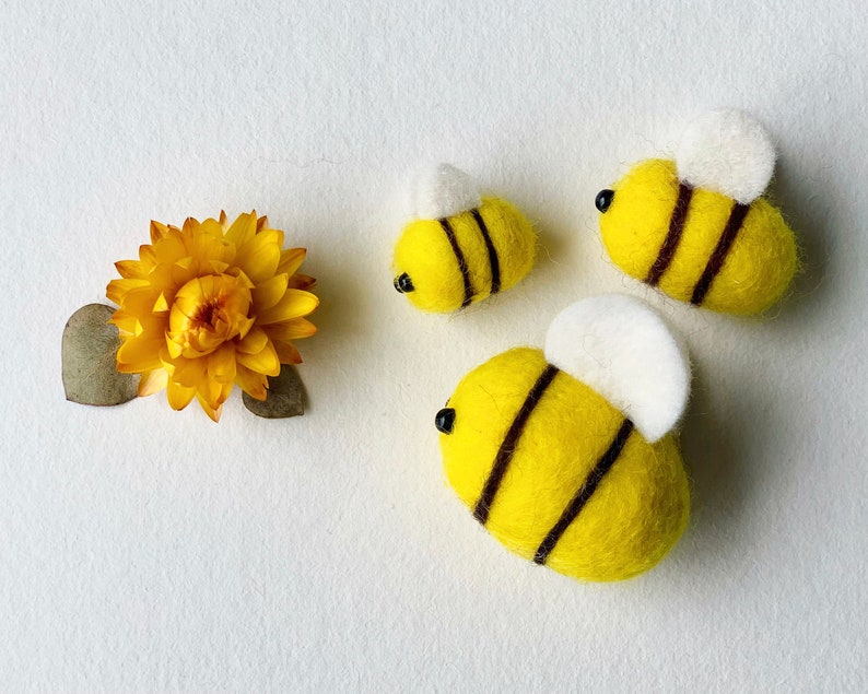 Nadel-Filz-Bienen 10 Stück, Wollfilz, Honigbienen Dekor, drei Größen 2,5-5,5 cm