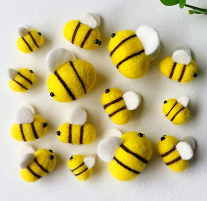 Nadel-Filz-Bienen 10 Stück, Wollfilz, Honigbienen Dekor, drei Größen 2,5-5,5 cm