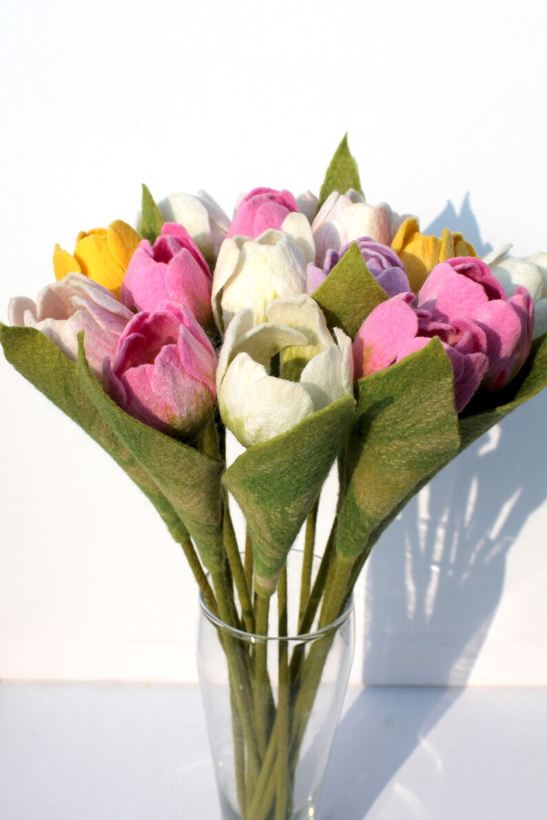 Gefilzte Tulpe mit Stiel und Blatt, rosa/weiß, 30 cm