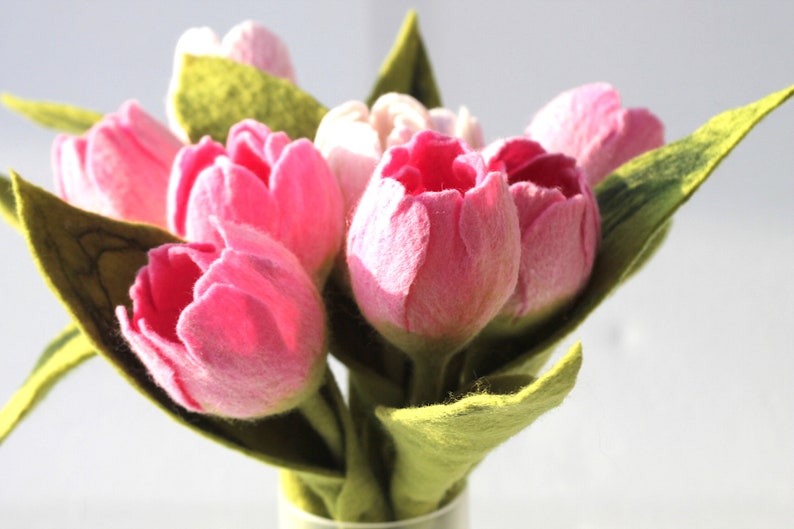Gefilzte Tulpe mit Stiel und Blatt, rosa/weiß, 30 cm