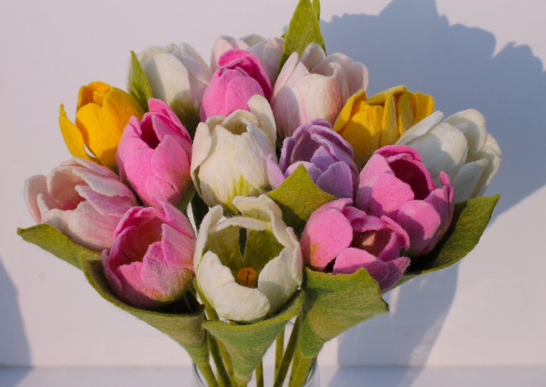Gefilzte Tulpe mit Stiel und Blatt, rosa/weiß, 30 cm