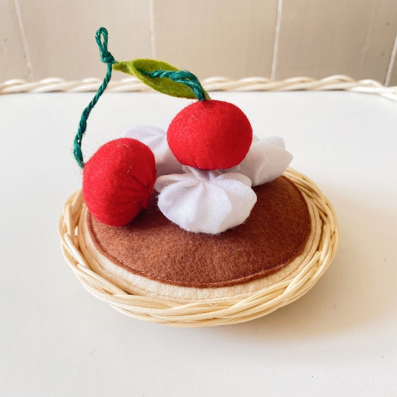 Filz Pfannkuchen mit Kirschen und Sahne – Spielessen für Kaufladen und Spielküche