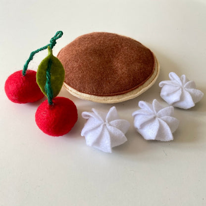 Filz Pfannkuchen mit Kirschen und Sahne – Spielessen für Kaufladen und Spielküche