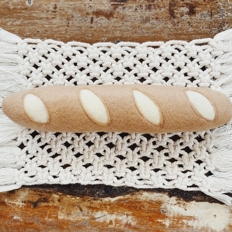 Dieses Set aus Filzbrot enthält Brezeln, Croissants, Baguettes und Zimtschnecken und eignet sich perfekt als Küchenspielzeug.