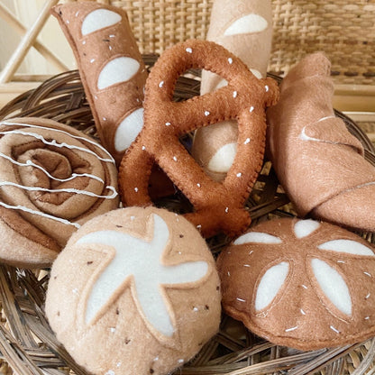 Dieses Set aus Filzbrot enthält Brezeln, Croissants, Baguettes und Zimtschnecken und eignet sich perfekt als Küchenspielzeug.