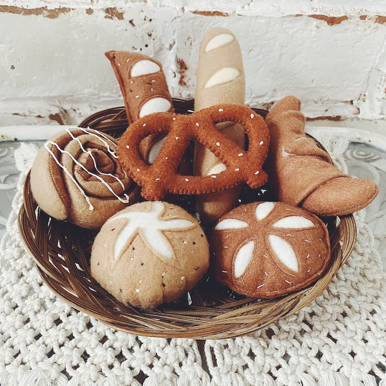 Dieses Set aus Filzbrot enthält Brezeln, Croissants, Baguettes und Zimtschnecken und eignet sich perfekt als Küchenspielzeug.