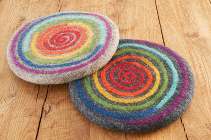 Rundes Sitzkissen aus Wollfilz mit Regenbogen-Spirale – Stuhlkissen in Natur oder Anthrazit, 35 cm