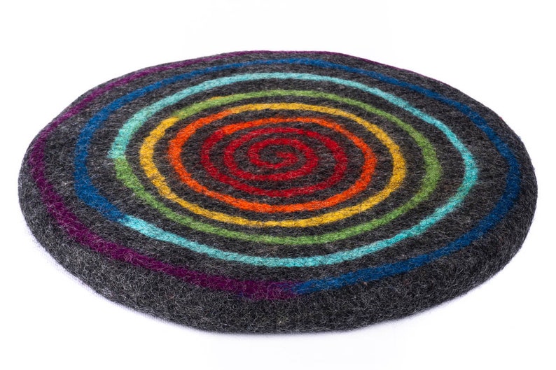 Rundes Sitzkissen aus Wollfilz mit Regenbogen-Spirale – Stuhlkissen in Natur oder Anthrazit, 35 cm