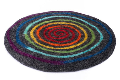 Rundes Sitzkissen aus Wollfilz mit Regenbogen-Spirale – Stuhlkissen in Natur oder Anthrazit, 35 cm