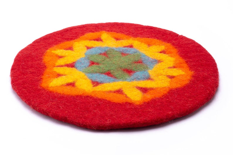 Rundes Sitzkissen aus Wollfilz 35 cm, Blume des Lebens, Stuhlkissen, bunt, rot, blau, grün, gelb