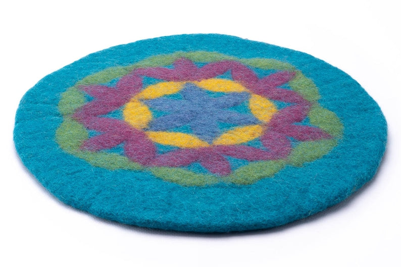 Rundes Sitzkissen aus Wollfilz 35 cm, Blume des Lebens, Stuhlkissen, bunt, rot, blau, grün, gelb