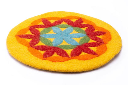 Rundes Sitzkissen aus Wollfilz 35 cm, Blume des Lebens, Stuhlkissen, bunt, rot, blau, grün, gelb