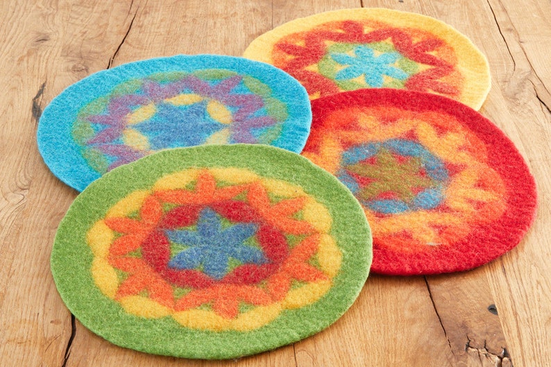 Rundes Sitzkissen aus Wollfilz 35 cm, Blume des Lebens, Stuhlkissen, bunt, rot, blau, grün, gelb