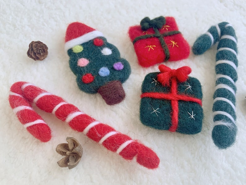 Gefilzte Weihnachtsverzierungen, Handgemachter Baum, Geschenkbox, Zuckerstange