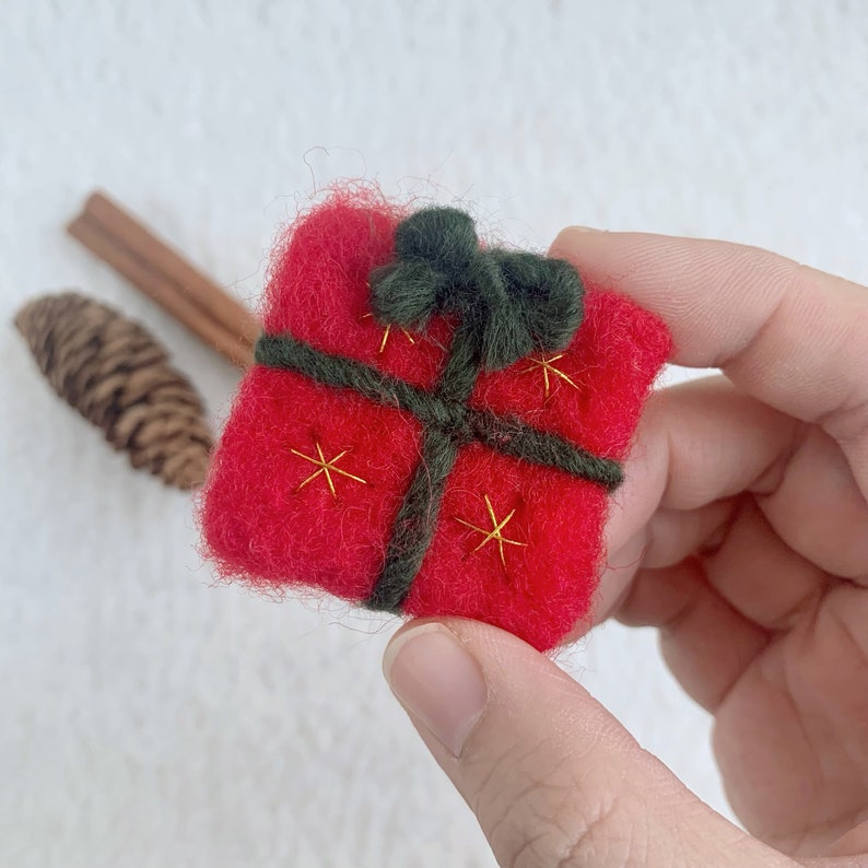 Gefilzte Weihnachtsverzierungen, Handgemachter Baum, Geschenkbox, Zuckerstange