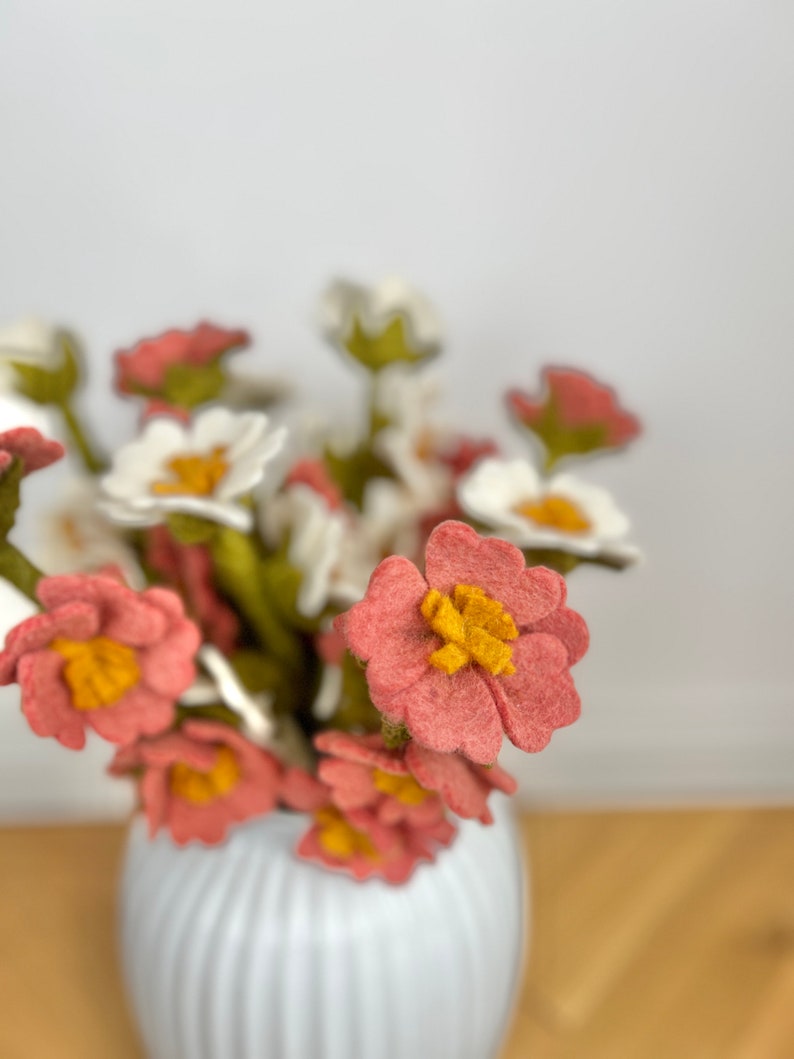Filz Blumenzweig Osterdeko Frühlingsblüher Handgefilzter Zweig Dekoration Blumenstrauß 41cm