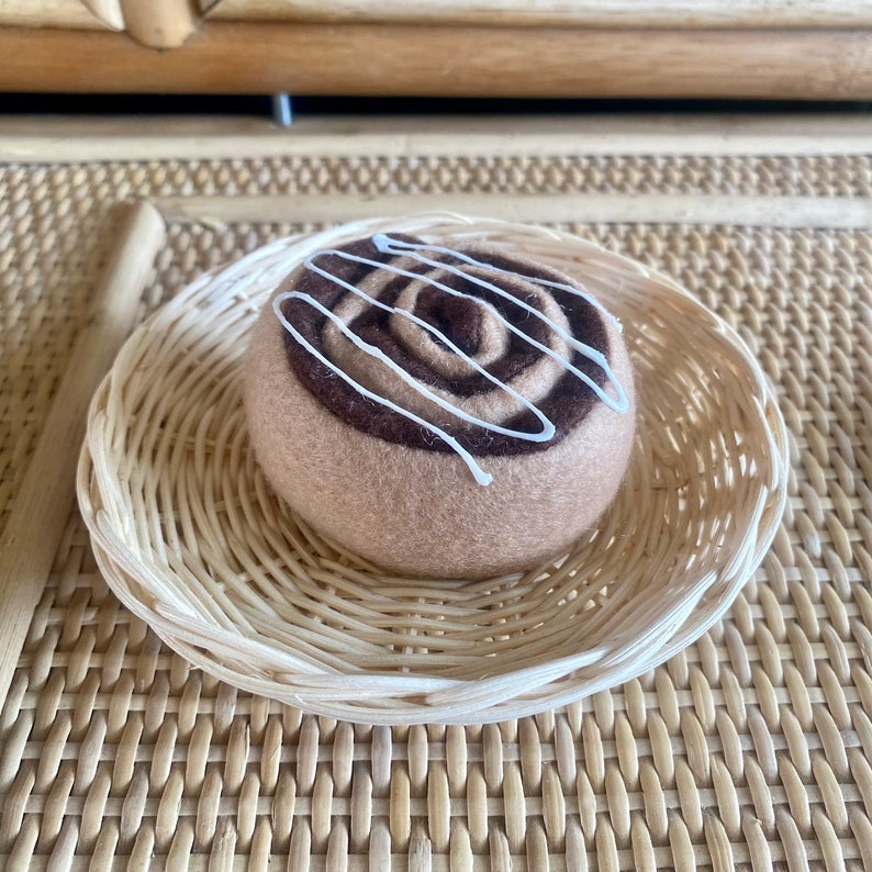 Filz Bäckerei Set mit Muffins, Macarons, Zimtschnecke, Früchtetörtchen, Erdbeeren