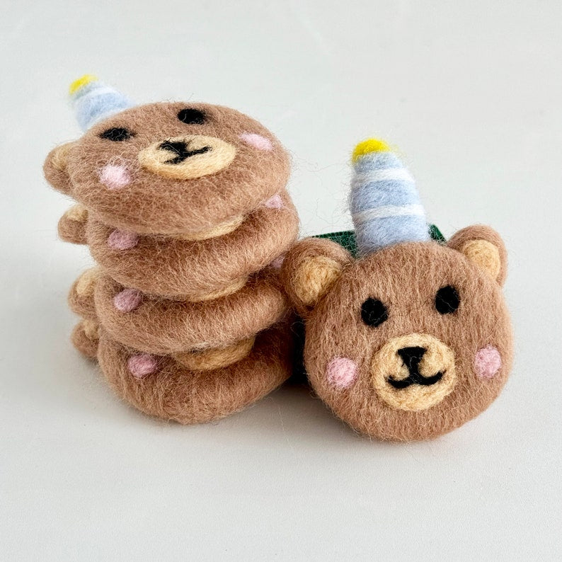 Gefilzter Braunbär mit Partyhut, 4,5 x 7 cm, Nadelfilzarbeit