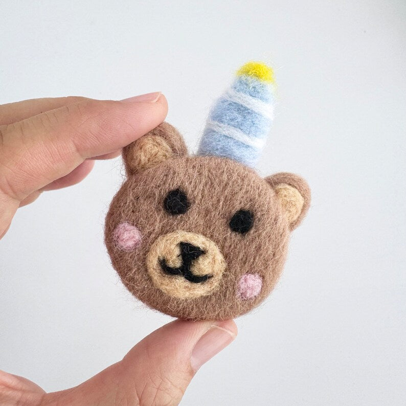 Gefilzter Braunbär mit Partyhut, 4,5 x 7 cm, Nadelfilzarbeit