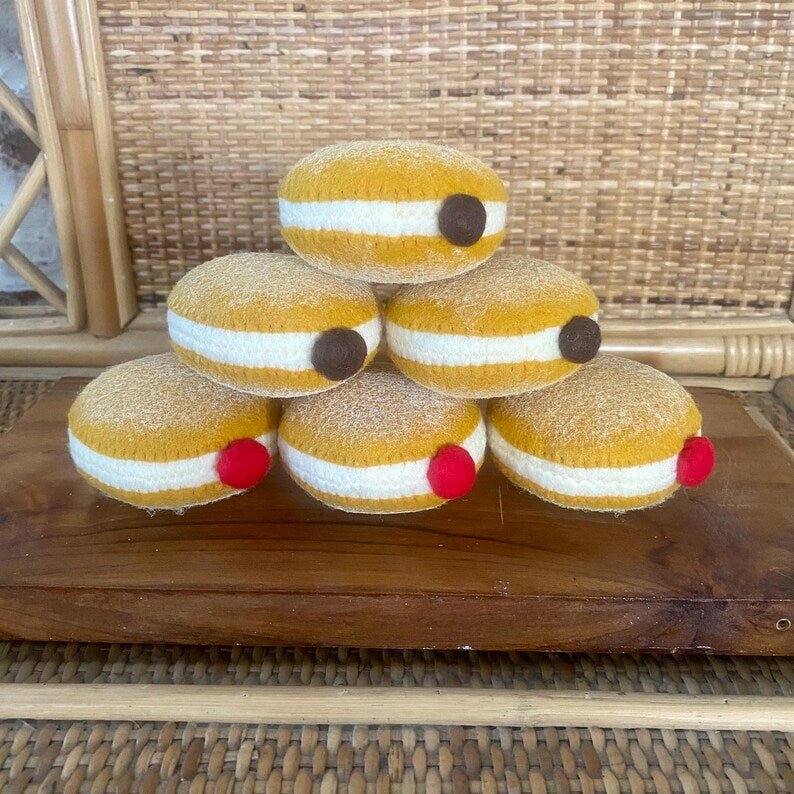Spielzeuglebensmittel aus Filz in Form von Süßigkeiten – erhältlich in den Geschmacksrichtungen Erdbeere und Schokolade.
