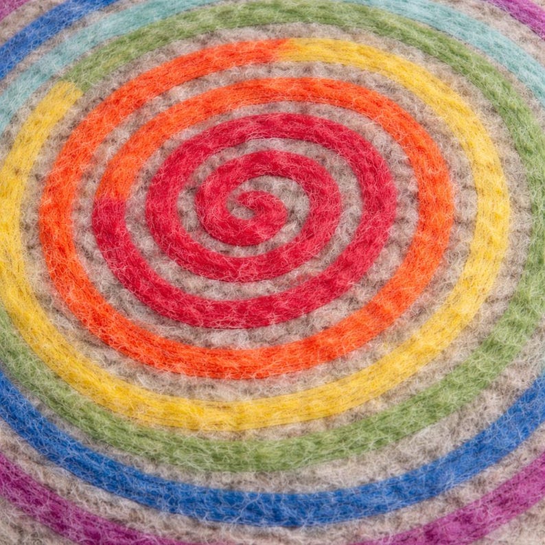 Rundes Sitzkissen aus Wollfilz mit Regenbogen-Spirale – Stuhlkissen in Natur oder Anthrazit, 35 cm