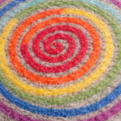 Rundes Sitzkissen aus Wollfilz mit Regenbogen-Spirale – Stuhlkissen in Natur oder Anthrazit, 35 cm