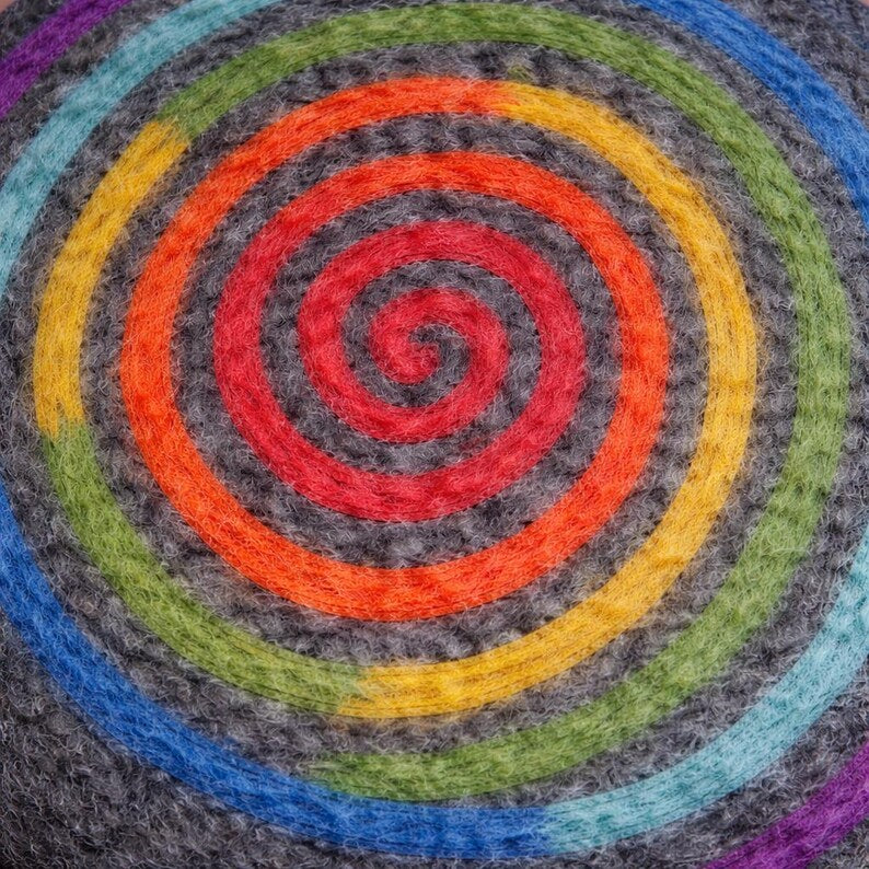 Rundes Sitzkissen aus Wollfilz mit Regenbogen-Spirale – Stuhlkissen in Natur oder Anthrazit, 35 cm